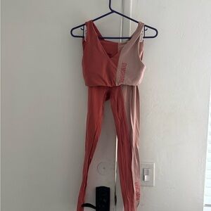 Gymshark Women's Colorblock Sports Bra and Legging Set - Coral and Peach